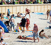 Pliaže prekiaujama alkoholiniais gėrimais