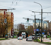 Kauno Kalėdų eglė pradėjo kelionę į miesto centrą