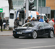 Kaune automobiliu &bdquo;Tesla&ldquo; partrenkė 15-metį