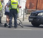 Kaune partrenktas dviratininkas