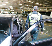 Kauno policija tikrino neįgaliųjų vietose paliktus automobilius
