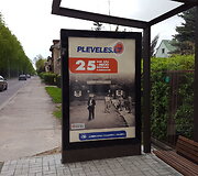 Paroda vie&scaron;ojo transporto stotelėje