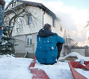 Vaikinas prie degančio namo. Gaisrą sukėlė sprogęs akumuliatorius.