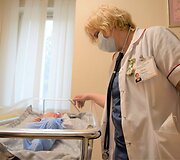 Neonatologijos skyriaus vedėjos Daiva Vir&scaron;utienės ir jos komandos dėmesio sulaukia kiekvienas naujagimis. 