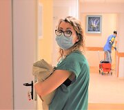 Slaugytoja Diana Baliuckaitė po apžiūros atne&scaron;a mamai jos mažylį.