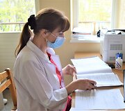  Gyd. aku&scaron;erė ginekologė Edita Rup&scaron;ienė sako, kad mediko darbe svarbu tvarkinga dokumentacija.