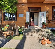 Karpinių užuolaidėlės ant muziejaus langų 