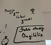 Vaikai apra&scaron;inėjo sieną, kurioje savo linkėjimus buvo palikę kūrėjai