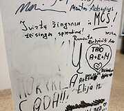Vaikai apra&scaron;inėjo sieną, kurioje savo linkėjimus buvo palikę kūrėjai
