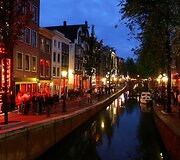 Amsterdamas yra miestas, &scaron;viečiantis raudonai