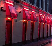 Raudonoje &scaron;viesoje skendintis vakarinis Amsterdamas