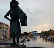 Aveire ant vieno i&scaron; tiltų taip pat stovi žali žmogeliukai, tik daug mielesni, nei Vilniuje