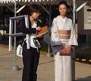 Kimono vilkinčios moterys