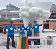 Kauno skulptorių komanda prie savo &bdquo;Nojaus laivo&ldquo;