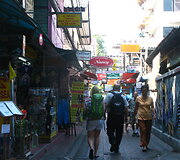 Kuprinėtojų gatvelė netoli Khaosan 