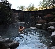Onsen, kar&scaron;tųjų versmių baseinai, Japonijoje gali būti ir lauke, ir viduje
