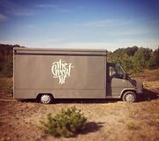 &bdquo;The Great Tit&ldquo; gatvės maisto furgonas, kuriame ir gaminami visi &scaron;vieži patiekalai