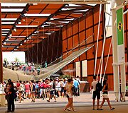 Brazilija. Turbūt vienas populiariausių paviljonų, dėl to ir nei&scaron;bandėme - eilė didžiulė, o su vaikais tinklas gal nebūtų labai geras variantas. Bet &scaron;iaip geras pavyzdys, kiek ne daug reikia norint pritraukti mases - palaipioti ant &scaron;io tinklo laukiančių visada buvo didelė eilė. 