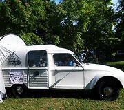 &bdquo;Citro&euml;n 2CV&ldquo; klubo i&scaron; Suomijos nariai vie&scaron;i Kauno kempinge