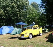 &bdquo;Citro&euml;n 2CV&ldquo; klubo i&scaron; Suomijos nariai vie&scaron;i Kauno kempinge