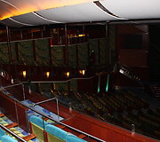 Teatras, kuriame kas vakarą rodomi miuziklai, tokie kaip &bdquo;Mama Mia&ldquo;