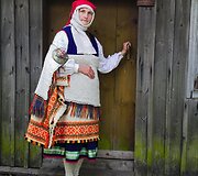Latvė, apsirengusi tradiciniais rūbais