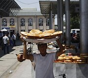 Uzbekijoje, kaip ir kitose Centrinės Azijos &scaron;alyse, duona namuose visada turi būti &scaron;viežia. Pusrytinę duoną tiesiog būtina pateikti dar &scaron;iltą, neseniai i&scaron;trauktą i&scaron; krosnies