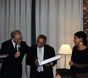 &bdquo;Aasiciazione della Stampa Estera&ldquo; Skonio grupės &bdquo;Gruppo del gusto&ldquo; prezidentas Alfredo Tesio, Artigiano della Nduja gamintojas ir premijos laureatas Luigi Caccamo bei J.Jurkevičienė premijos įteikimo metu.