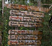 Įspėjamieji ženklai prie &bdquo;Camp leaky&ldquo; stovyklos