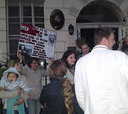 Londone surengta lietuvių protesto akcija Kedžiams palaikyti