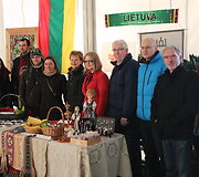 Skulptoriai, savanoriai ir lietuvių bendruomenės Edmontone nariai prie Lietuvos kultūrinio stendo, i&scaron; kairės: Ieva Radvilavičiūtė, Dalius Drėgva, Vidas Simanavičius, Inga Mikelionienė, Rita Cooper, Auksė Bražiūnaitė, Tom Cooper, Vidas Regelskis, Paul Worrall, Skirmantė Tamelytė.