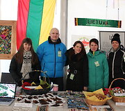 Lietuvių bendruomenės Edmontone kultūrinis stendas ir jo rengėjai: (i&scaron; kairės) Jūratė Motiejūnaitė, Vidas Regelskis, Ieva Radvilavičiūtė, Vilma Masilionė, Aurelija Daba&scaron;inskaitė