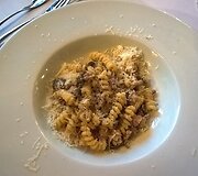 &bdquo;Gragnano fusili&ldquo; pasta su  triu&scaron;ienos ragu, tro&scaron;kintais arti&scaron;okais, mėtomis ir tyru alyvuogių aliejumi