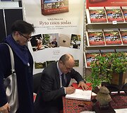 Autorius pasira&scaron;inėja savo knygą