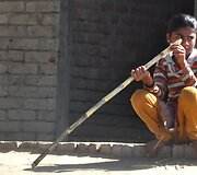 Mergaitė statybose kremta cukranendrę