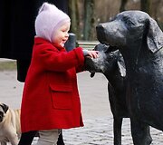 Ekskursijos dalyviai ir jų &scaron;unys tyrinės Vilniaus senamiestį