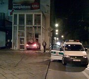 Į pastatą įlėkė automobilis