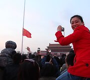 Kinijos vėliavos nuleidimo ceremonija Tiananmenio aik&scaron;tėje