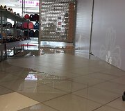 Prekybos centre &bdquo;Saulėtekis&ldquo; patalpas po kiekvienos liūties užlieja