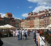 Turgaus aik&scaron;tė Var&scaron;uvos senamiestyje