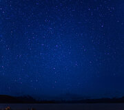 Žvaigždėtas naktinis dangus prie Tekapo ežero Naujojoje Zelandijoje