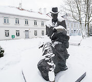 &Scaron;ilutės Hugo &Scaron;ojaus muziejus ir H.&Scaron;ojui skirta skulptūra