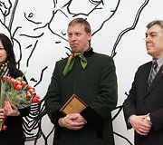 Laureatus sveikino Nacionalinio M.K.Čiurlionio dailės muziejaus vadovai bei Kauno miesto savivaldybės Kultūros skyriaus vedėjas Sigitas &Scaron;liažas centre