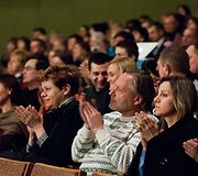 Publika nenorėjo atsisveikinti su aktoriumi R.Kazlu ir muzikantais K.Stonkumi bei A.Radžiukynu.