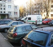P.Plechavičiaus gatvės kiemas, kuriame kažkas subadė automobilių padangas