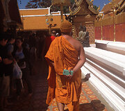 Vienuolis su mobiliuoju telefonu Tailande