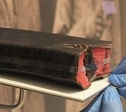 Biblija, kurioje įstrigęs bombos šrapnelis
