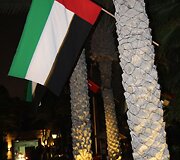 Jungtinių Arabų Emyratų vėliavos naktinio Dubajaus gatvėse