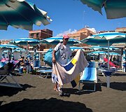 Nelegalas pardavėjas, kurio prekėmis Italijoje geriau nesusigundyti