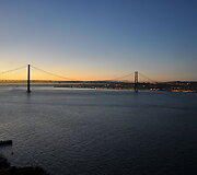 &bdquo;25 de Abril Bridge&ldquo; (Balandžio 25-osios tiltas) vakarėjant